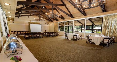 Restoran atau tempat lain untuk makan di Big Sur Lodge