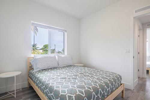 Un dormitorio con una cama con una ventana grande. en Perfect 3 Bed 2 Bath Apt W Free Parking, en Hallandale Beach