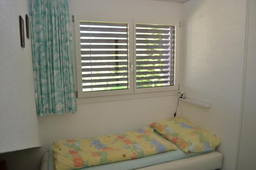 Tempat tidur dalam kamar di Two-bedroom Apartment for 4-5 guests with lake and mountain views