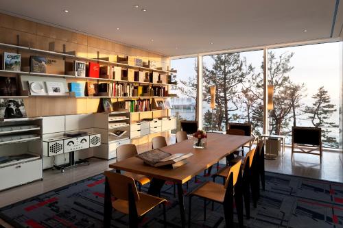 江陵市的住宿－SEAMARQ HOTEL，一间带木桌和椅子的用餐室