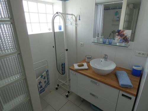 une salle de bain blanche avec un lavabo et une douche dans l'établissement Appartement spacieux avec balcon, à 100m de la plage - Notre-Dame-de-Monts - FR-1-540-213, à Notre-Dame-de-Monts