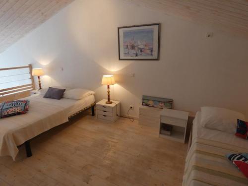 une chambre avec un lit, un canapé et une chaise dans l'établissement Appartement spacieux avec balcon, à 100m de la plage - Notre-Dame-de-Monts - FR-1-540-213, à Notre-Dame-de-Monts