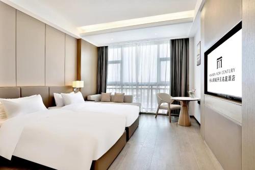 舟山市にあるZhoushan Maison New Century Hotelのベッド2台、薄型テレビが備わるホテルルームです。