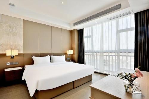 Ліжко або ліжка в номері Zhoushan Maison New Century Hotel