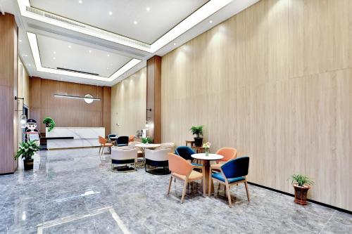 舟山市にあるZhoushan Maison New Century Hotelのロビーの会議室(テーブル、椅子付)