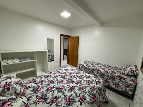 sala de estar con cama y sofá en Aptos Weber - Piratini, en Gramado