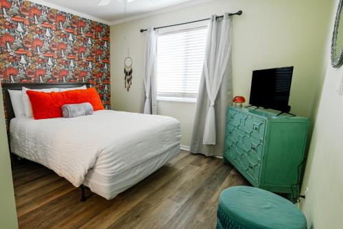 1 dormitorio con 1 cama y vestidor verde en Portabella Paradise, en Carolina Beach