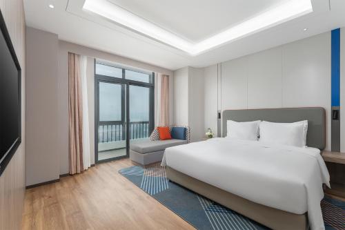 Postel nebo postele na pokoji v ubytování Holiday Inn Express Xiamen Jimei New Town by IHG