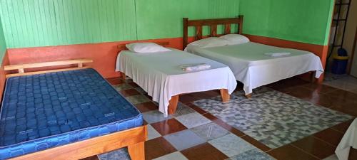 2 camas en una habitación con paredes verdes en Esmeralda, en La Palma