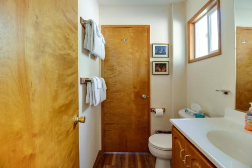 un baño con inodoro y lavabo en Peters Cabin, en Sisters