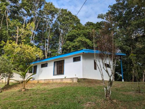Biały dom z niebieskim dachem w obiekcie Loma Linda Sarapiquí Casa Nueva NEW HOUSE 3bed/2bath w mieście Tirimbina