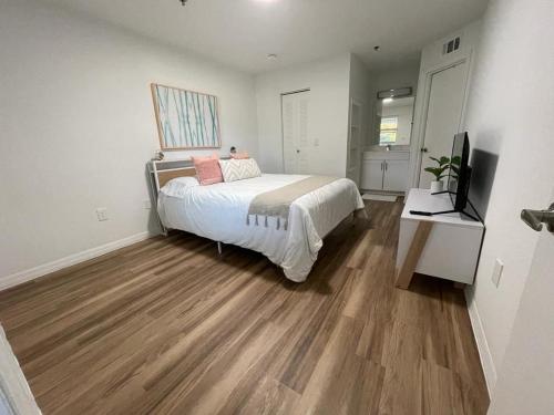 - une chambre avec un lit et une télévision dans l'établissement Great Apt Close Disney Spring, à Orlando