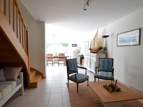 un salon avec deux chaises et un canapé dans l'établissement Villa 6 chambres à La Palmyre, proche plage et commerces, jardin, terrasse, BBQ, WIFI – 10 pers. - FR-1-705-60, aux Mathes