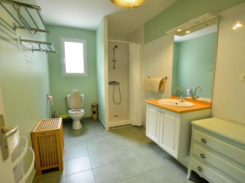 une salle de bain avec un lavabo et des toilettes dans l'établissement Villa 6 chambres à La Palmyre, proche plage et commerces, jardin, terrasse, BBQ, WIFI – 10 pers. - FR-1-705-60, aux Mathes