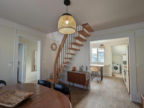 - un salon avec une table à manger et un escalier dans l'établissement Maison rénovée avec jardin, proche du centre, pour 6 pers, Châteauroux - FR-1-591-578, à Châteauroux