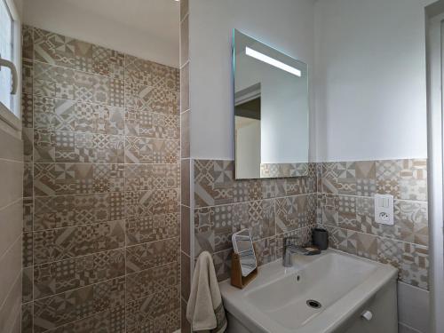 a bathroom with a sink and a mirror at Maison rénovée avec jardin, proche du centre, pour 6 pers, Châteauroux - FR-1-591-578 in Châteauroux