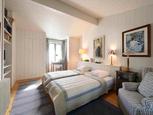 une chambre avec un lit et un canapé dans l'établissement Maison de charme aux Portes-en-Ré avec jardin, proche plages et commerces - FR-1-434-110, aux Portes