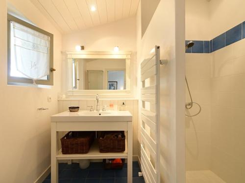 une salle de bain blanche avec un lavabo et une douche dans l'établissement Maison de charme aux Portes-en-Ré avec jardin, proche plages et commerces - FR-1-434-110, aux Portes