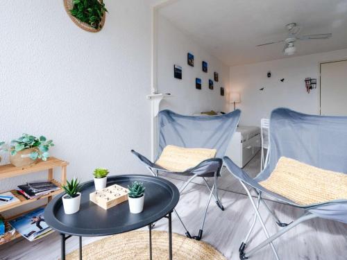 un salon avec deux chaises et une table dans l'établissement Appartement T2 avec piscine, tennis, parking, animaux acceptés - FR-1-409-253, à Fleury