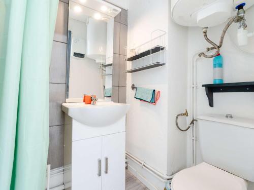 une salle de bain avec un lavabo et des toilettes dans l'établissement Appartement T2 avec piscine, tennis, parking, animaux acceptés - FR-1-409-253, à Fleury