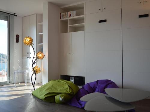 - un salon avec une table et une table dans l'établissement Appartement moderne 4 pers avec vue mer, parking, lave-vaisselle et lave-linge - FR-1-225C-137, à Banyuls-sur-Mer