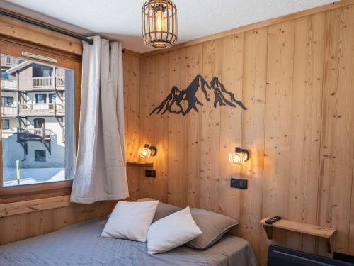 - une chambre avec des murs en bois et un lit avec une fenêtre dans l'établissement Appartement Moderne à Val Thorens - 4 pers, 1 Chambre + Cabine, Balcon Sud, Ski aux Pieds - FR-1-637-74, à Val Thorens