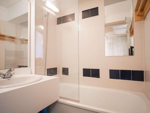 une salle de bain blanche avec un lavabo et une douche dans l'établissement Appartement Moderne à Val Thorens - 4 pers, 1 Chambre + Cabine, Balcon Sud, Ski aux Pieds - FR-1-637-74, à Val Thorens