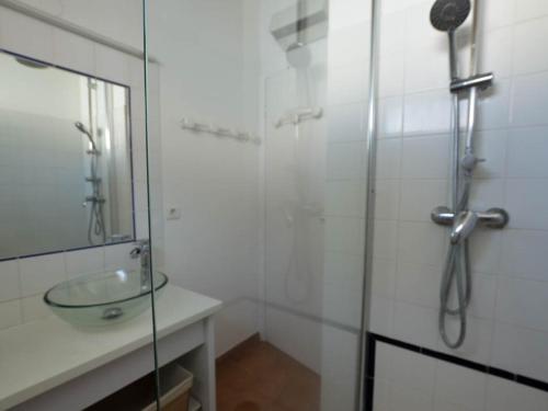 une salle de bain avec une douche en verre et un lavabo dans l'établissement Villa 3 Pièces avec WIFI, Animaux Admis, Parking à La Palmyre - FR-1-705-59, aux Mathes