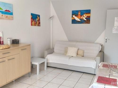 - un salon avec un canapé blanc dans l'établissement Appartement 2 Pièces 6 Pers à 400m de la Plage avec Parking - FR-1-776-74, à Argelès-sur-Mer