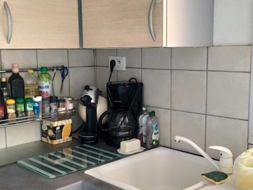 - un comptoir de cuisine avec un mixeur et un évier dans l'établissement Appartement 2 Pièces 6 Pers à 400m de la Plage avec Parking - FR-1-776-74, à Argelès-sur-Mer