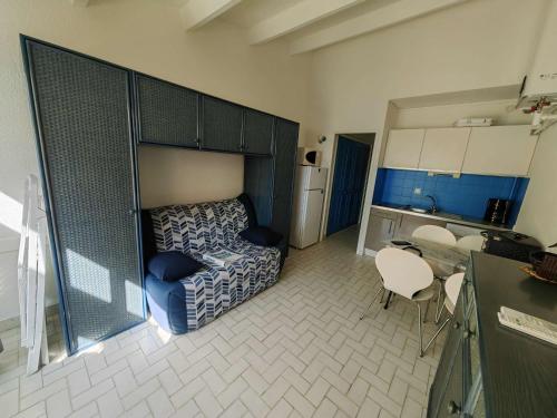 une chambre avec un lit et une table et une cuisine dans l'établissement Studio alcôve climatisé pour 4 pers. avec parking à 20m de la plage, animaux bienvenus - FR-1-607-184, au Cap d'Agde