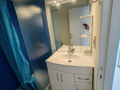 une salle de bain avec un lavabo et un miroir dans l'établissement Studio alcôve climatisé pour 4 pers. avec parking à 20m de la plage, animaux bienvenus - FR-1-607-184, au Cap d'Agde