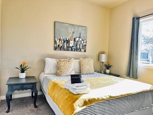 Cheerful New 2 Bedroom Home In Cul De Sac Netflix tesisinde bir odada yatak veya yataklar