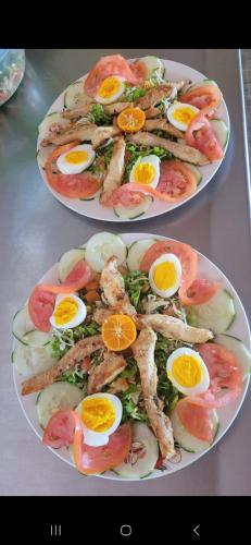 dos platos de comida con huevos encima en Esmeralda, en Ojo de Agua