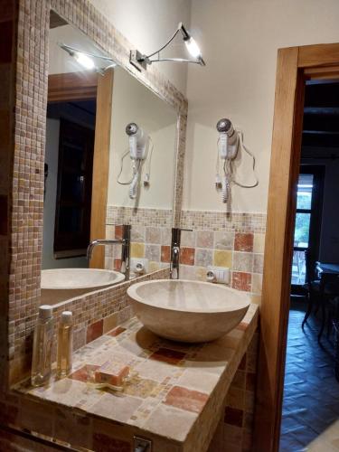 斯廷蒂諾的住宿－Monte Atena B&B di Charme，一间带大水槽和镜子的浴室