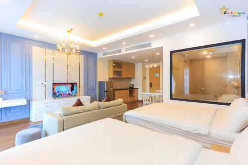 sala de estar con 2 camas y TV en CĂN HỘ View Biển FLC Sea Tower -Quy Nhơn, en Quy Nhon