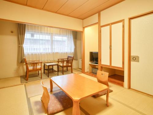 Una televisión o centro de entretenimiento en Yunohama Hotel