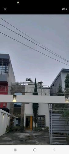 un gran edificio blanco con árboles encima en Espacioso en zona exclusiva, en Santa Rosa de Copán