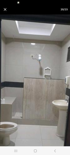 bagno con servizi igienici e lavandino di Espacioso en zona exclusiva a Santa Rosa de Copán