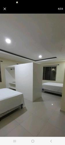 dwa łóżka w pokoju z dwoma łóżkami w obiekcie Espacioso en zona exclusiva w mieście Santa Rosa de Copán