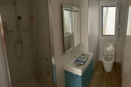 a bathroom with a sink and a toilet and a mirror at Relájate en la Tarragona romana. Recién reformado in Tarragona