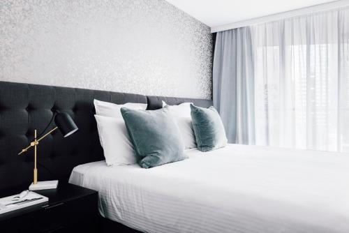 Quay West Suites Melbourne Image