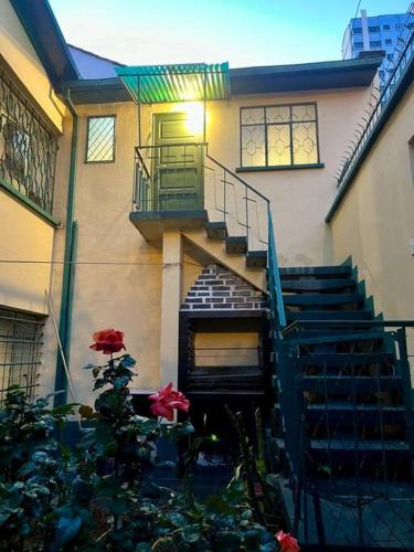 ein Gebäude mit Treppen und Treppenaufgang in der Unterkunft Apartamento centrico en zona residencial in La Paz
