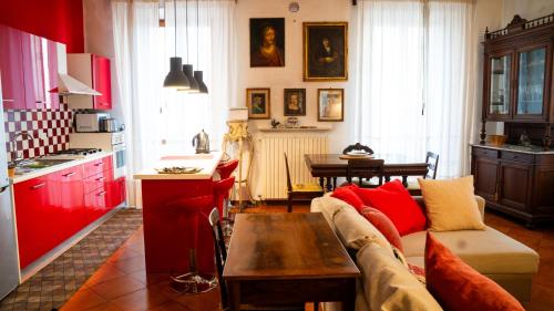 un salon avec un canapé et une cuisine dans l'établissement Appartamento Dolce Vita, à Jesi