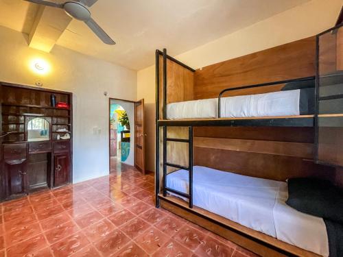 Buenavista的住宿－Casa Elvira Hostal，走廊的客房内设有两张双层床。