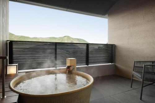 Habitación con ventana grande y bañera grande. en Laforet Hakone Gora Yunosumika, en Hakone