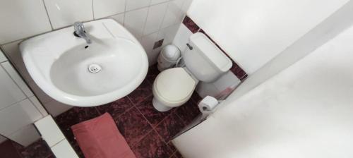 La salle de bains est pourvue d'un lavabo et de toilettes. dans l'établissement Habitación Céntrica, à Chiclayo