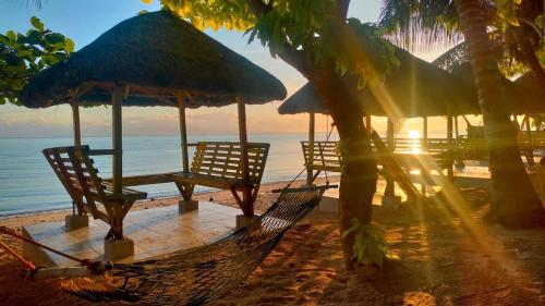 マスバテにあるCoolis beachの海の景色を望むビーチ(椅子、パラソル付)