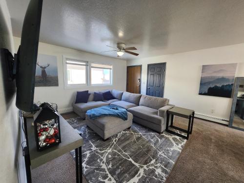 een woonkamer met een bank en een tafel bij Newly furnished relaxing stay in Fairbanks