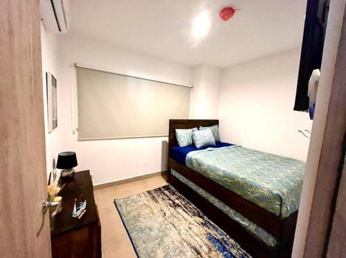 Ein Bett oder Betten in einem Zimmer der Unterkunft 2 Bedroom Oceanfront Condo with Wi-Fi, AC and Pool